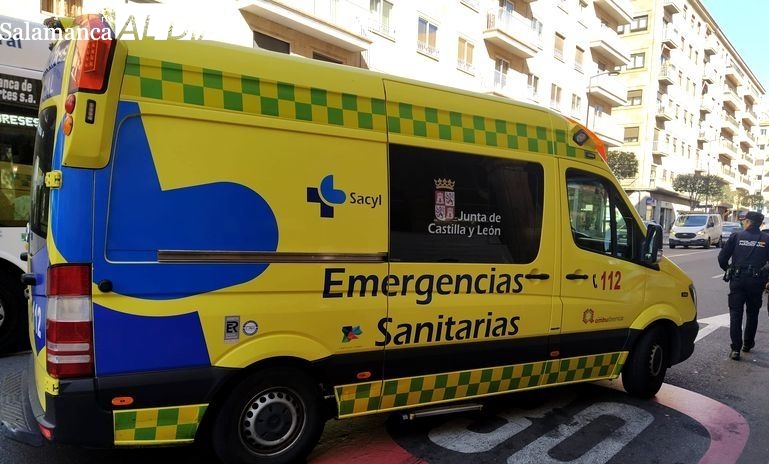 Una joven herida leve tras chocar su patinete con un turismo en la glorieta de la Charrería