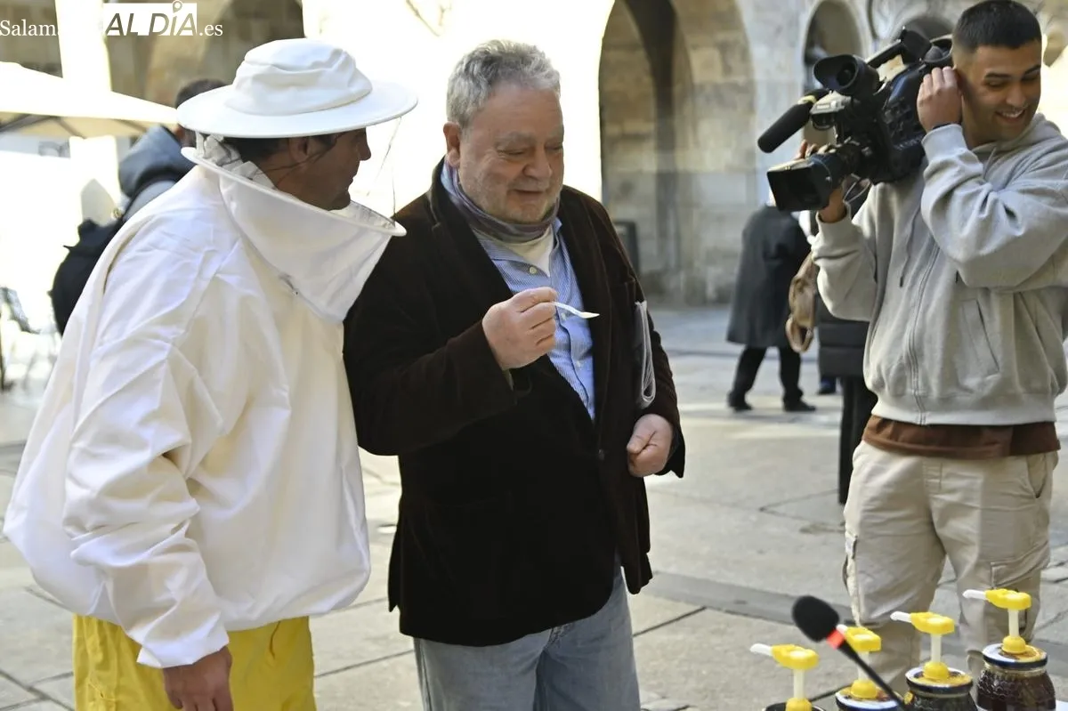 Protesta de apicultores salmantinos, convocados por COAG, en la Plaza del Corrillo. Foto de SALAMANCA AL DÍA