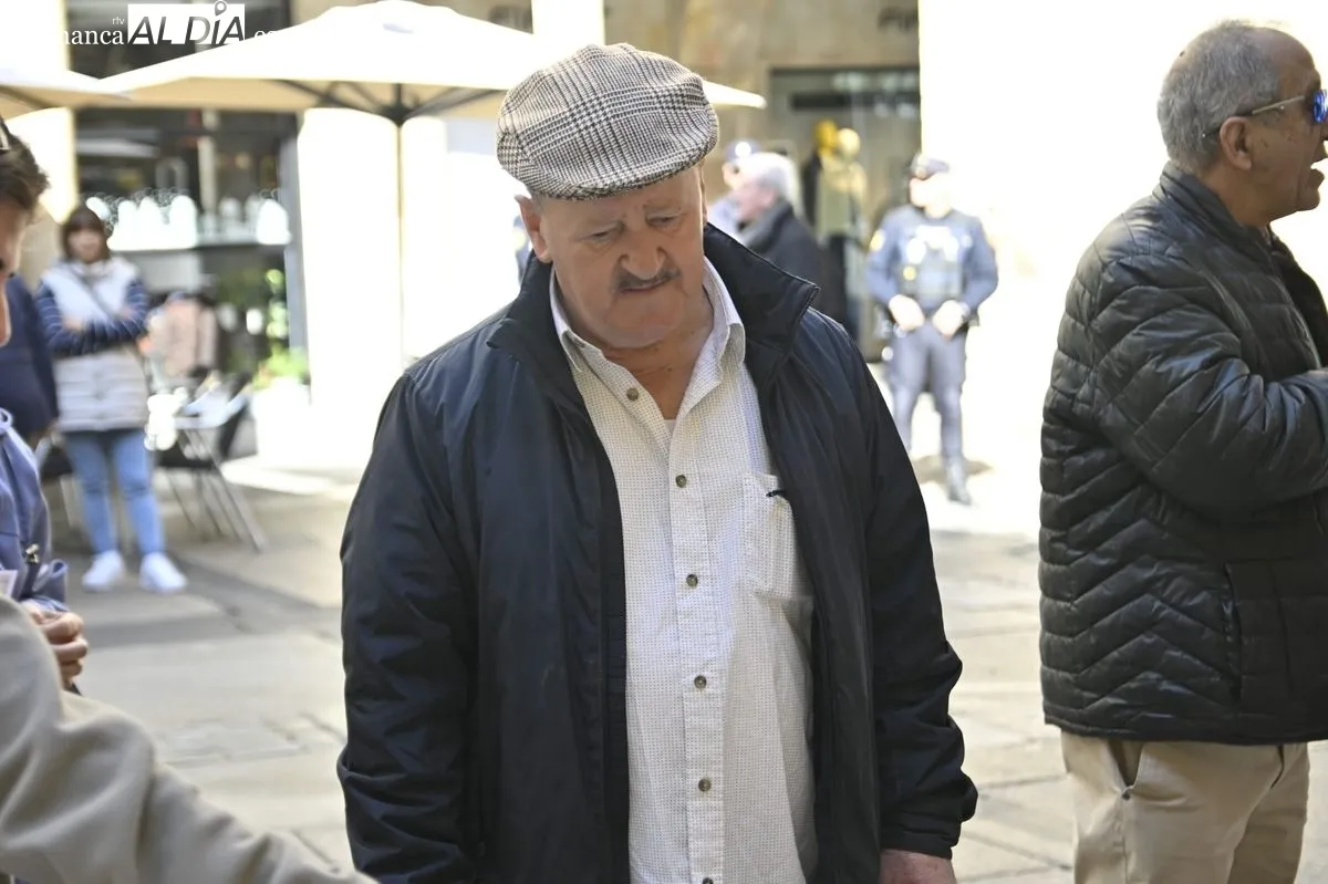 Protesta de apicultores salmantinos, convocados por COAG, en la Plaza del Corrillo. Foto de SALAMANCA AL DÍA