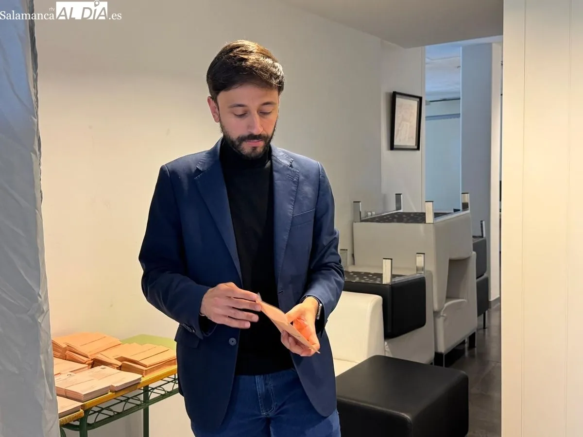 El cabeza de lista del PSOE a las Cortes por Salamanca, Fran Díaz, deposita su voto. Fotos: Raúl Blázquez