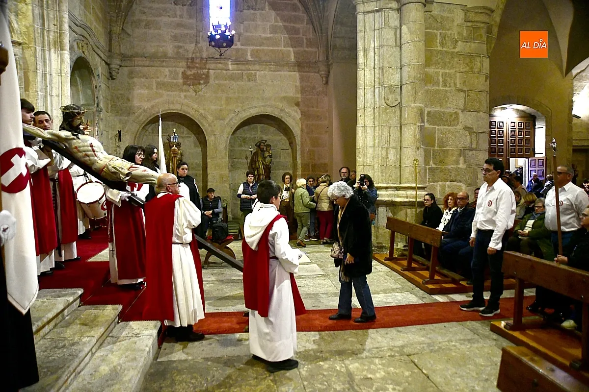 Bajada y Besapies Cristo del Silencio