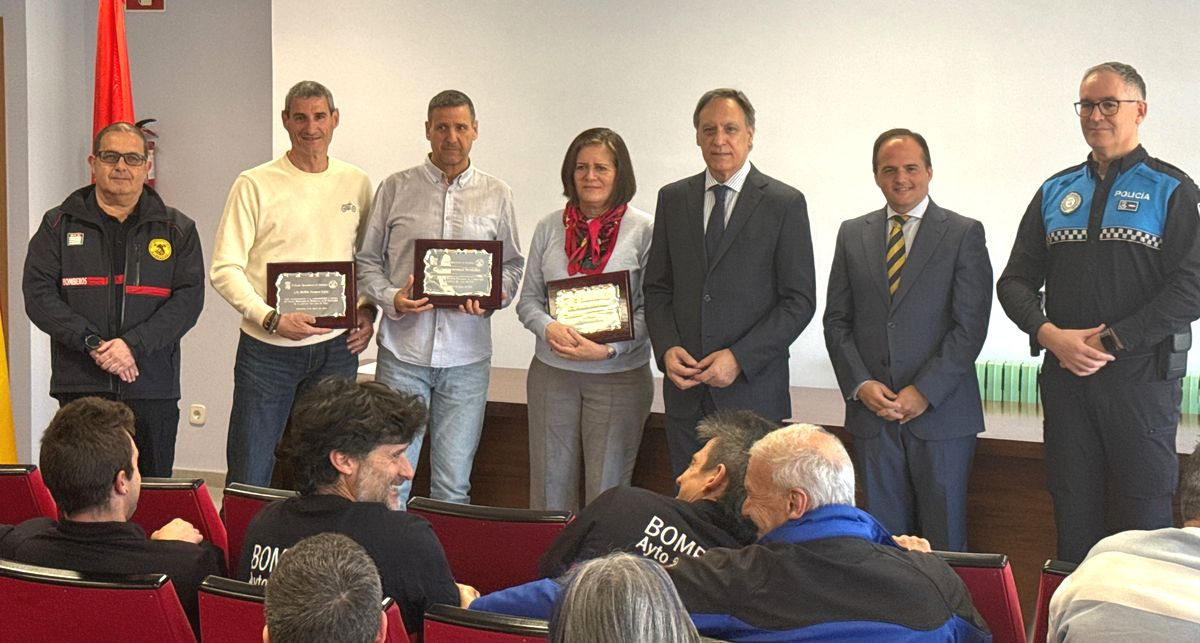 FOTOS | Homenaje a profesionales del Servicio Municipal de Bomberos jubilados en el parque de Salamanca
