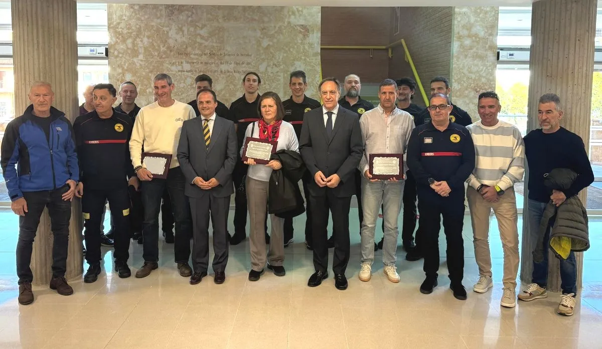 Homenaje a cinco profesionales del Servicio Municipal de Bomberos jubilados en el parque de Salamanca