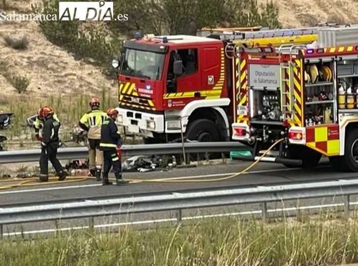 Un coche arde en la A-62 en Robliza de Cojos sin heridos