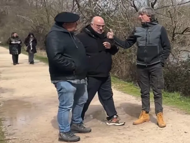 El candidato del Partido Socialista a la Presidencia de la Junta, Carlos Martínez, paseando con familiares y amigos por los márgenes del Duero en Soria