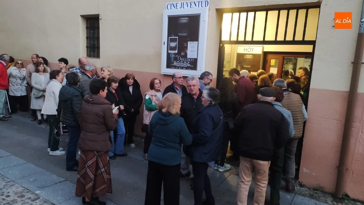 Colas de entrada en el Cine Juventud con Las Locas del Obelisco de Pablo Moreno