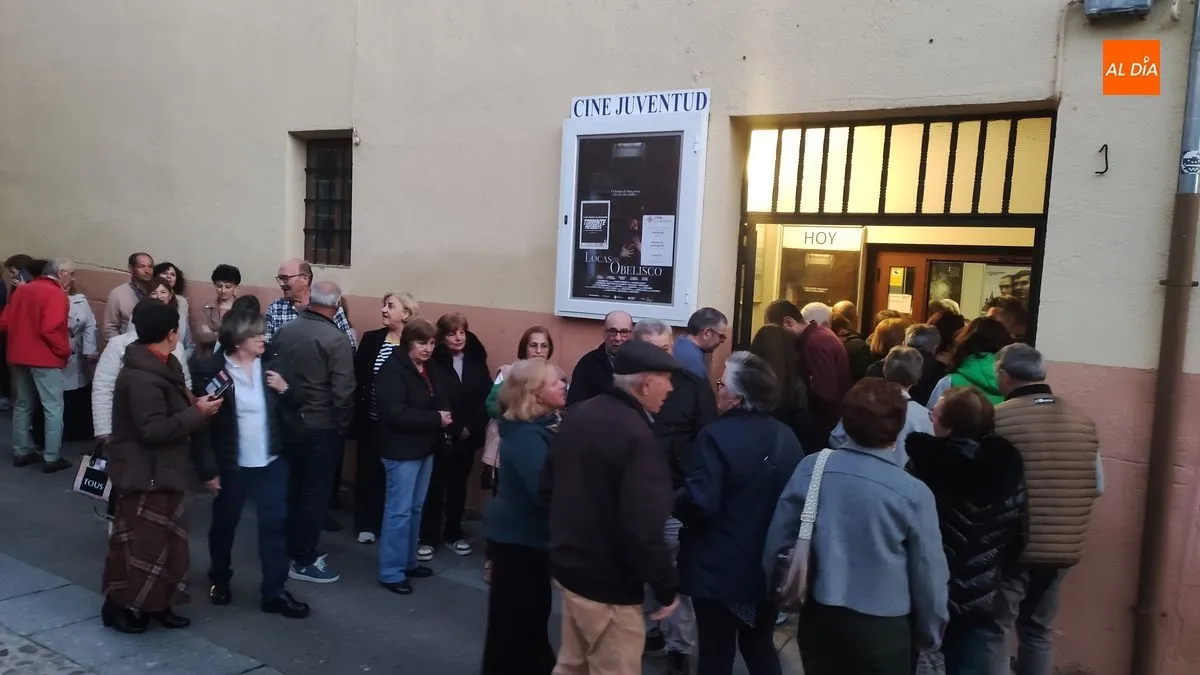 Colas de entrada en el Cine Juventud con Las Locas del Obelisco de Pablo Moreno