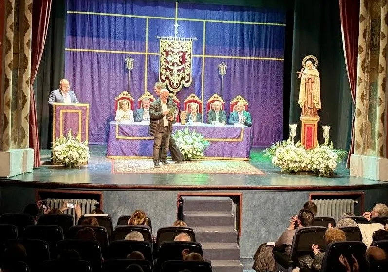 Foto 4 - Carmen Calzada pronuncia un reflexivo y aplaudido preg&oacute;n en Pe&ntilde;aranda: &ldquo;La Semana Santa es un viaje interior de dolor y esperanza&rdquo;