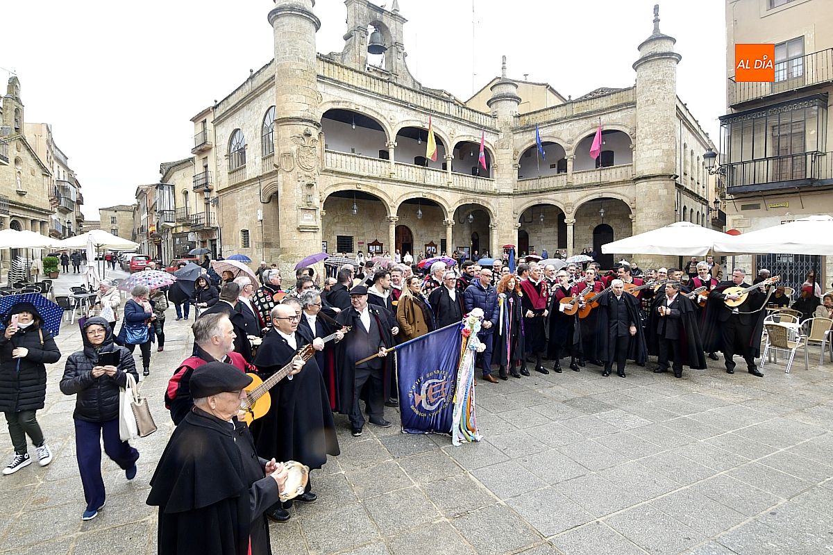 La Rondalla Tres Columnas y la Tuna de Biología de Sevilla animan el ágora mirobrigense en una mañana fría y lluviosa