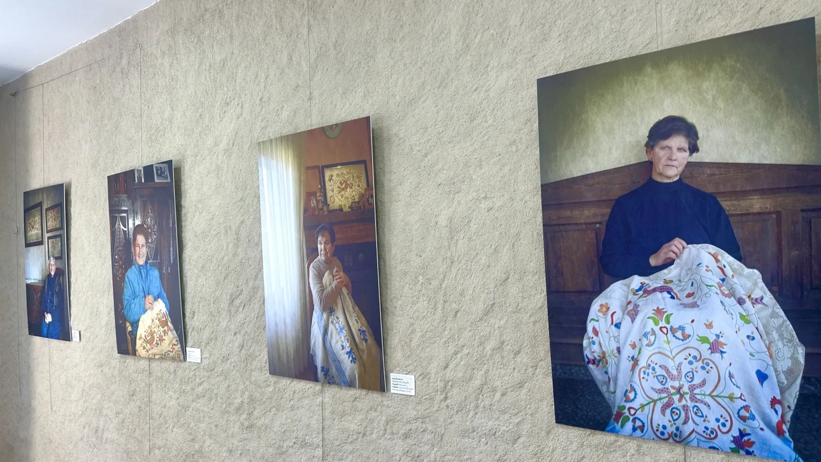 Foto 2 - Mogarraz inaugura la exposici&oacute;n 'Tiempo de bordadoras' en homenaje a la tradici&oacute;n serrana