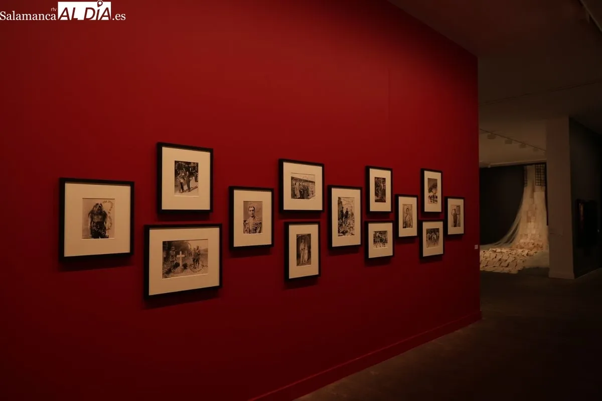 La USAL acoge en la Hospedería Fonseca una muestra colectiva con más de 60 obras que reflexionan sobre las relaciones afectivas en la era digital. Foto de David Sañudo