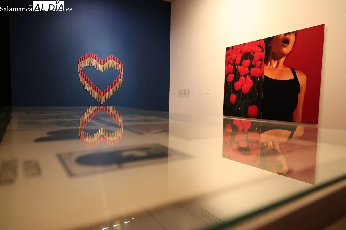 La USAL acoge en la Hospedería Fonseca una muestra colectiva con más de 60 obras que reflexionan sobre las relaciones afectivas en la era digital. Foto de David Sañudo