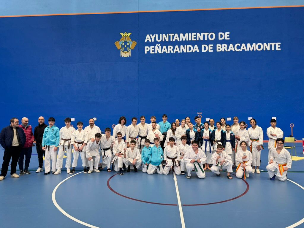 Más de 120 jóvenes participan en el consolidado IV Open de Kárate Ciudad de Peñaranda