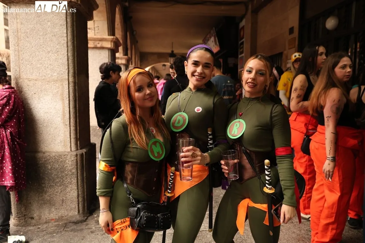 Alumnos de la Facultad de Ciencias de la Salud de la UPSA celebran a su patrón. Fotos: David Sañudo