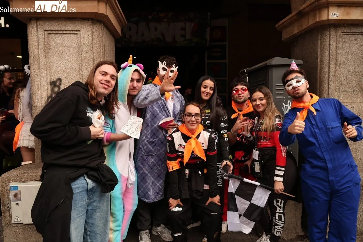 Alumnos de la Facultad de Ciencias de la Salud de la UPSA celebran a su patrón. Fotos: David Sañudo