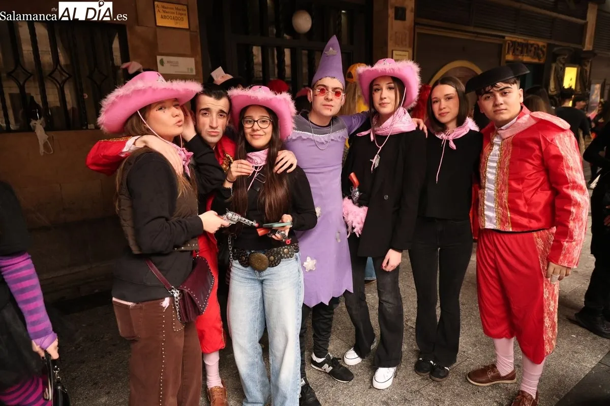 Alumnos de la Facultad de Ciencias de la Salud de la UPSA celebran a su patrón. Fotos: David Sañudo