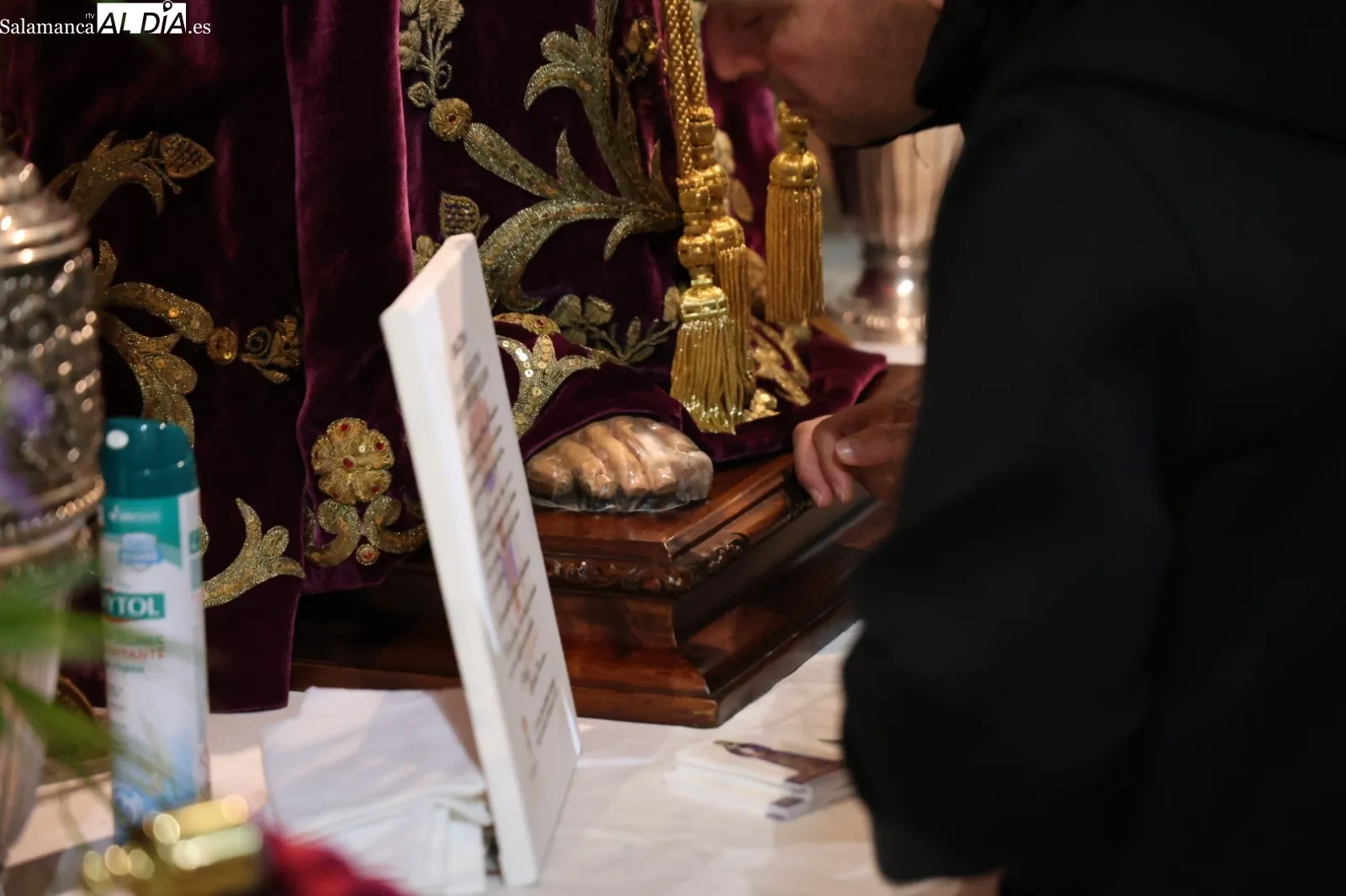 Cientos de fieles veneran a Jesús Rescatado en el tradicional Besapiés | FOTOS: David Sañudo 