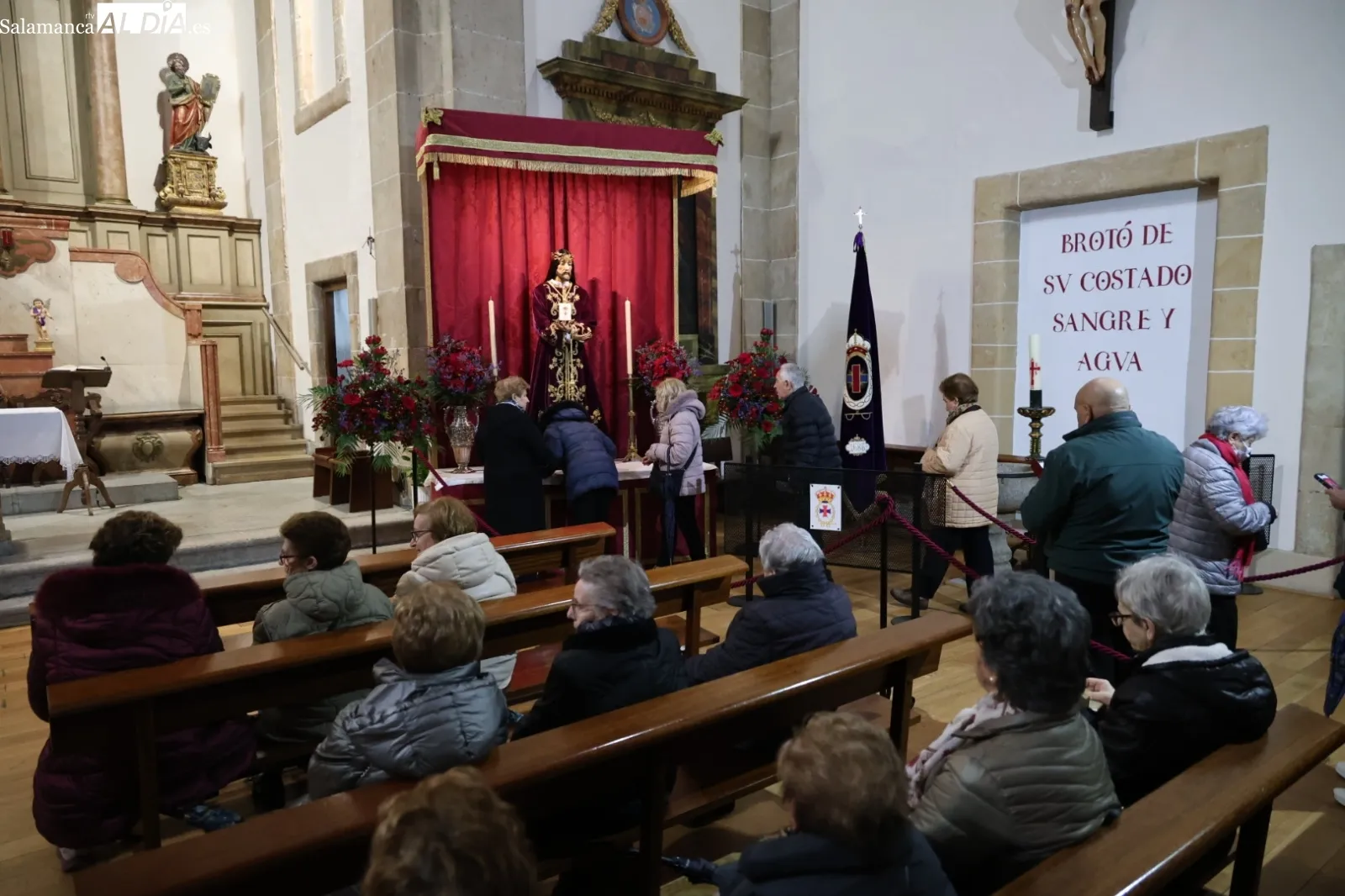 Cientos de fieles veneran a Jesús Rescatado en el tradicional Besapiés | FOTOS: David Sañudo 
