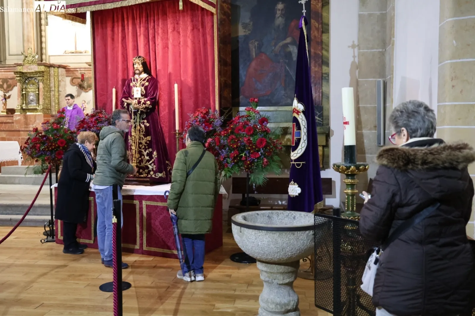 Cientos de fieles veneran a Jesús Rescatado en el tradicional Besapiés | FOTOS: David Sañudo 
