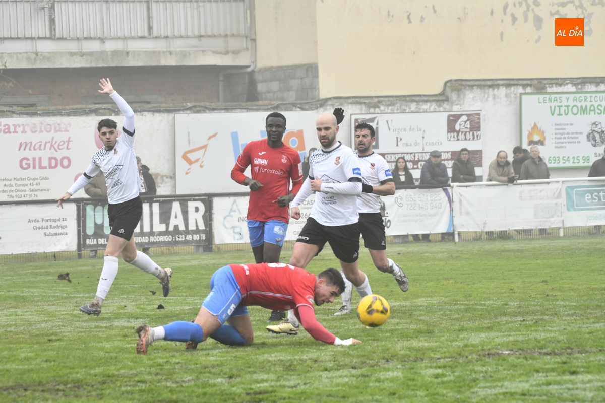 El Ciudad Rodrigo tampoco carbura en el debut de Astu y pierde con el filial del Zamora casi en la última jugada (2-1)