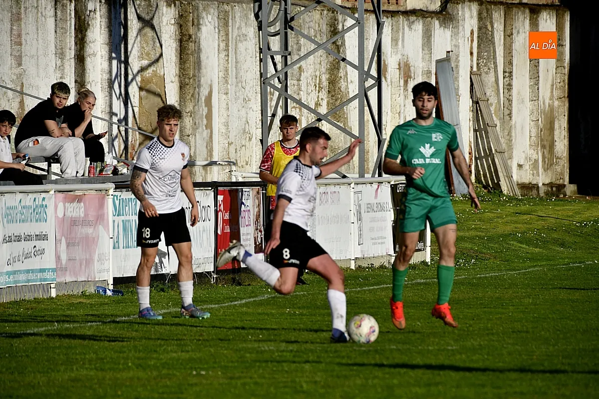 Encuentro en tre el Ciudad Rodrigo CF y el Victoria