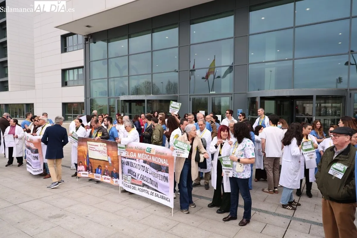 Manifestación de profesionales de medicina junto al Hospital de Salamanca. Foto de David Sañudo