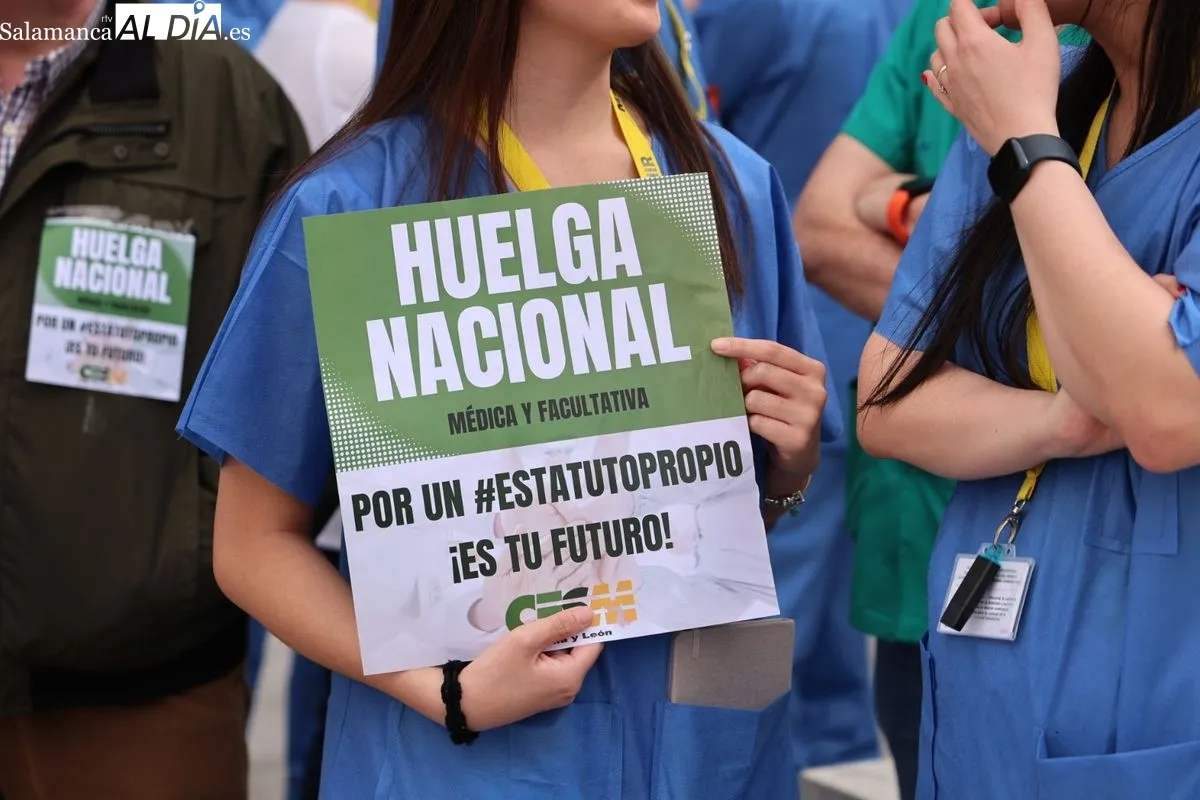 Manifestación de profesionales de medicina junto al Hospital de Salamanca. Foto de David Sañudo
