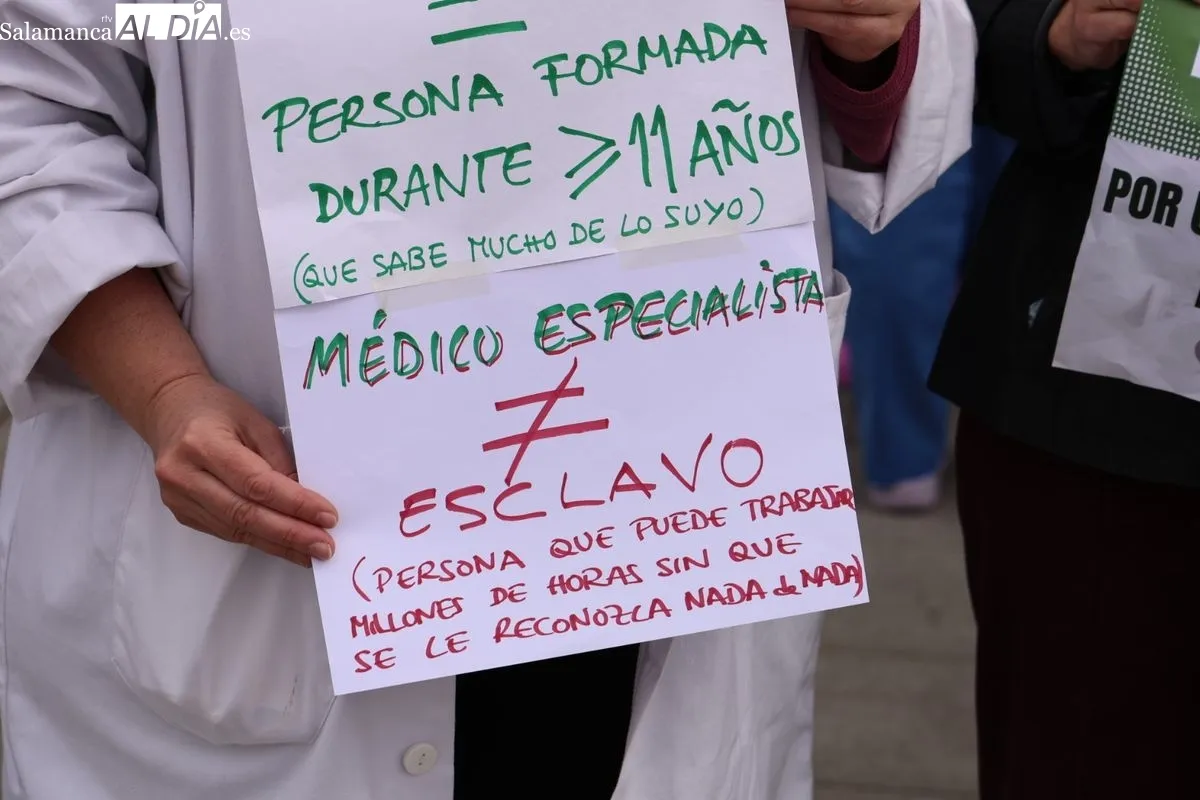 Manifestación de profesionales de medicina junto al Hospital de Salamanca. Foto de David Sañudo
