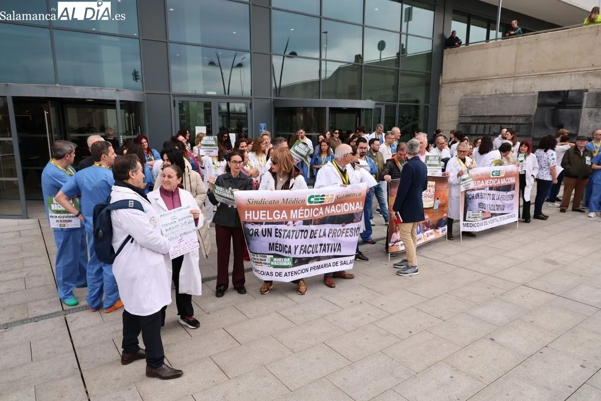 Manifestación de profesionales de medicina junto al Hospital de Salamanca. Foto de David Sañudo