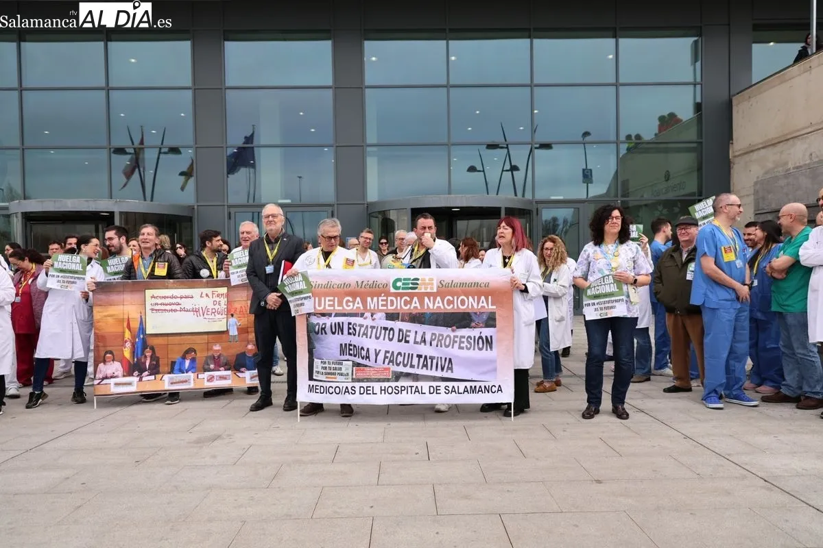 Manifestación de profesionales de medicina junto al Hospital de Salamanca. Foto de David Sañudo