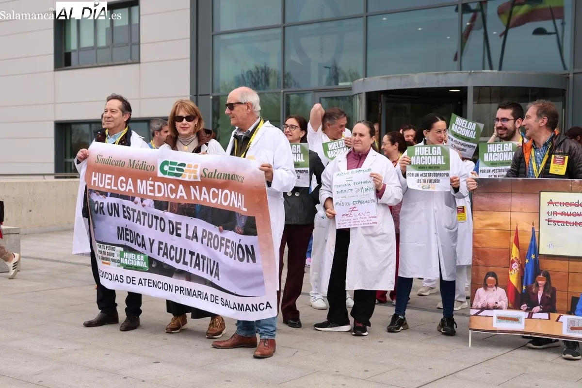 Manifestación de profesionales de medicina junto al Hospital de Salamanca. Foto de David Sañudo