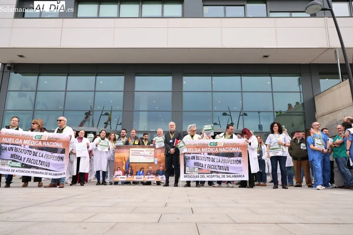 Manifestación de profesionales de medicina junto al Hospital de Salamanca. Foto de David Sañudo
