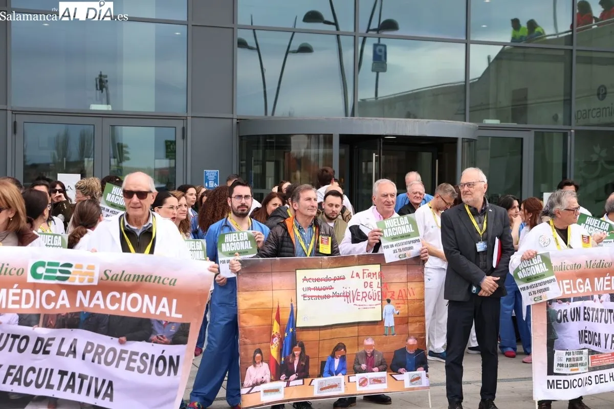 Manifestación de profesionales de medicina junto al Hospital de Salamanca. Foto de David Sañudo