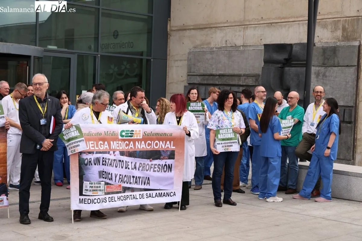 Manifestación de profesionales de medicina junto al Hospital de Salamanca. Foto de David Sañudo