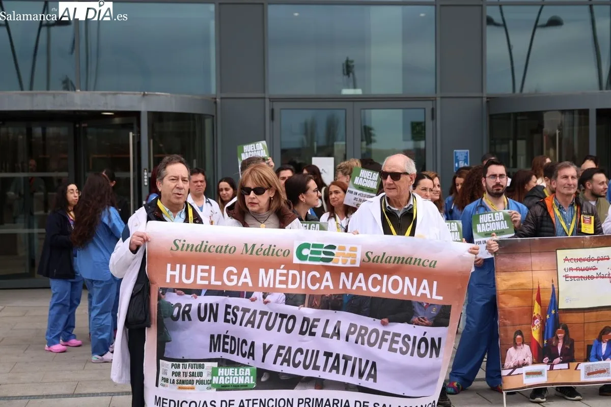 Manifestación de profesionales de medicina junto al Hospital de Salamanca. Foto de David Sañudo