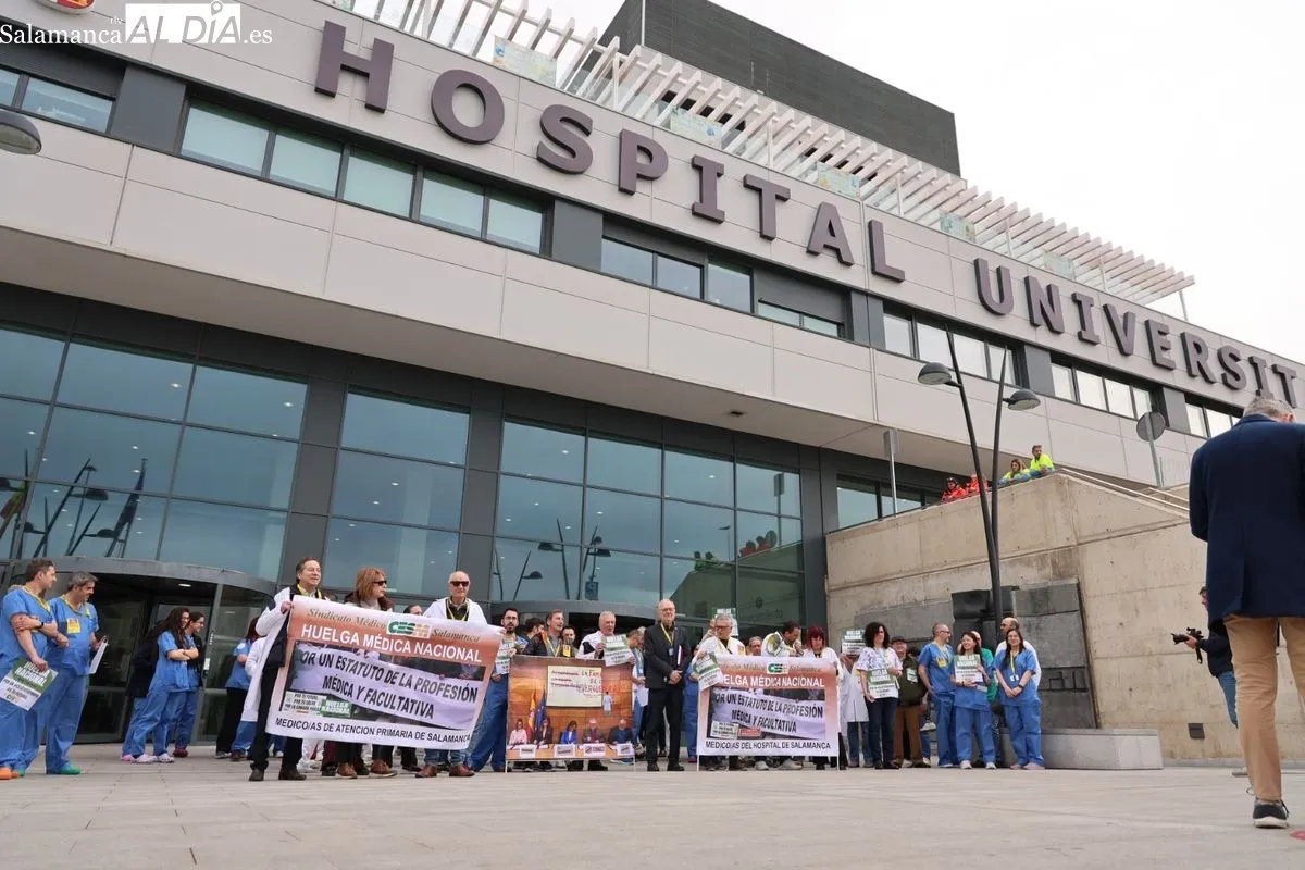 Manifestación de profesionales de medicina junto al Hospital de Salamanca. Foto de David Sañudo