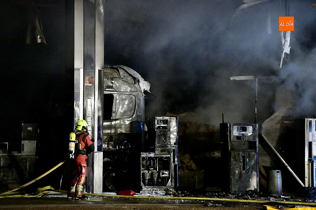 Incendio de un camión en una gasolinera de El Salto en Valdecarpinteros