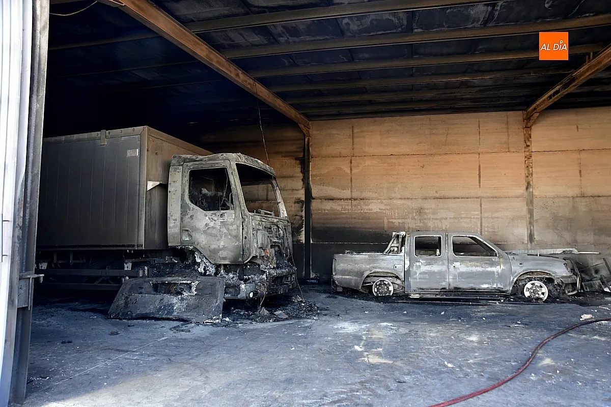 Labores de extinción del incendio por los Bomberos 