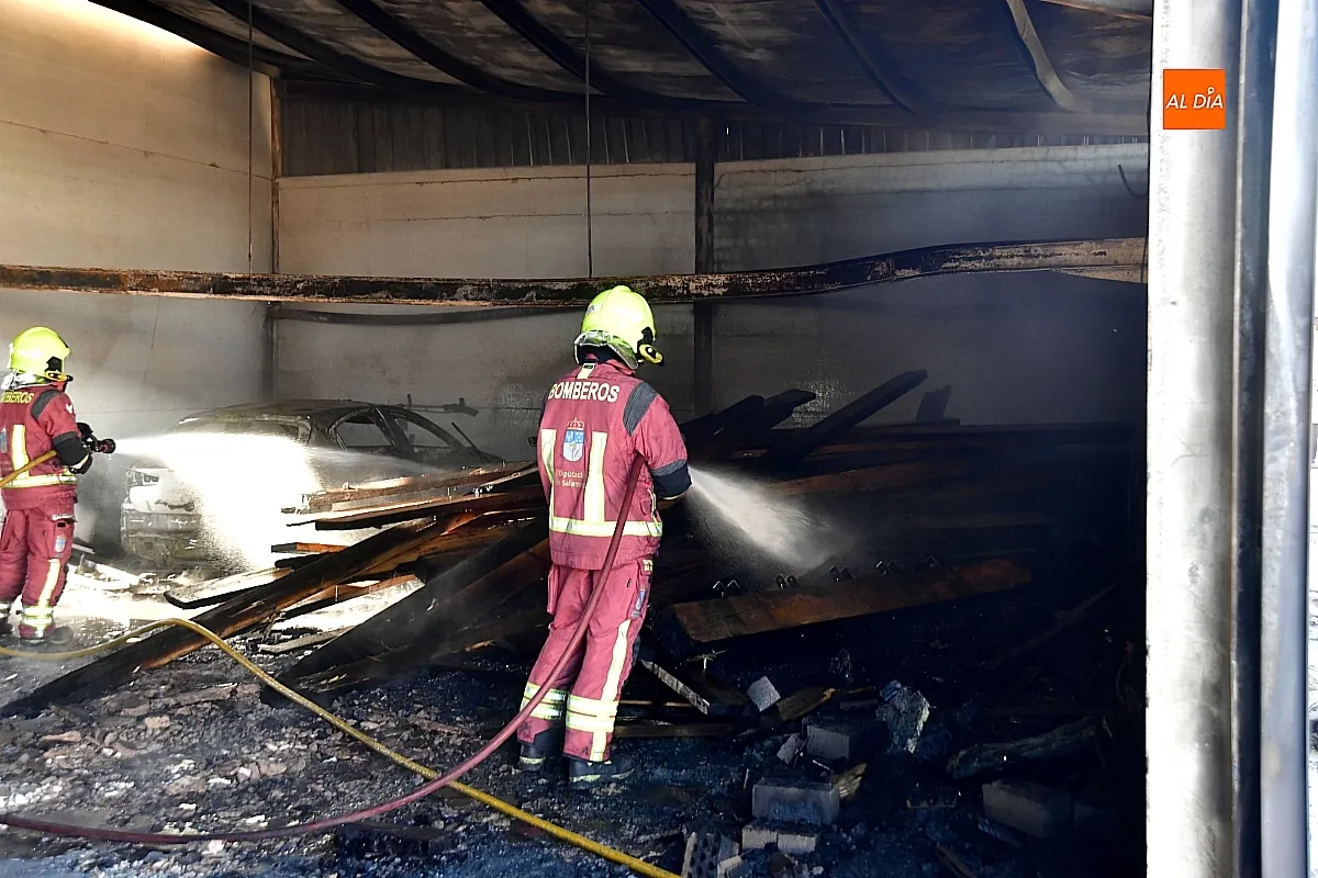 Labores de extinción del incendio por los Bomberos 