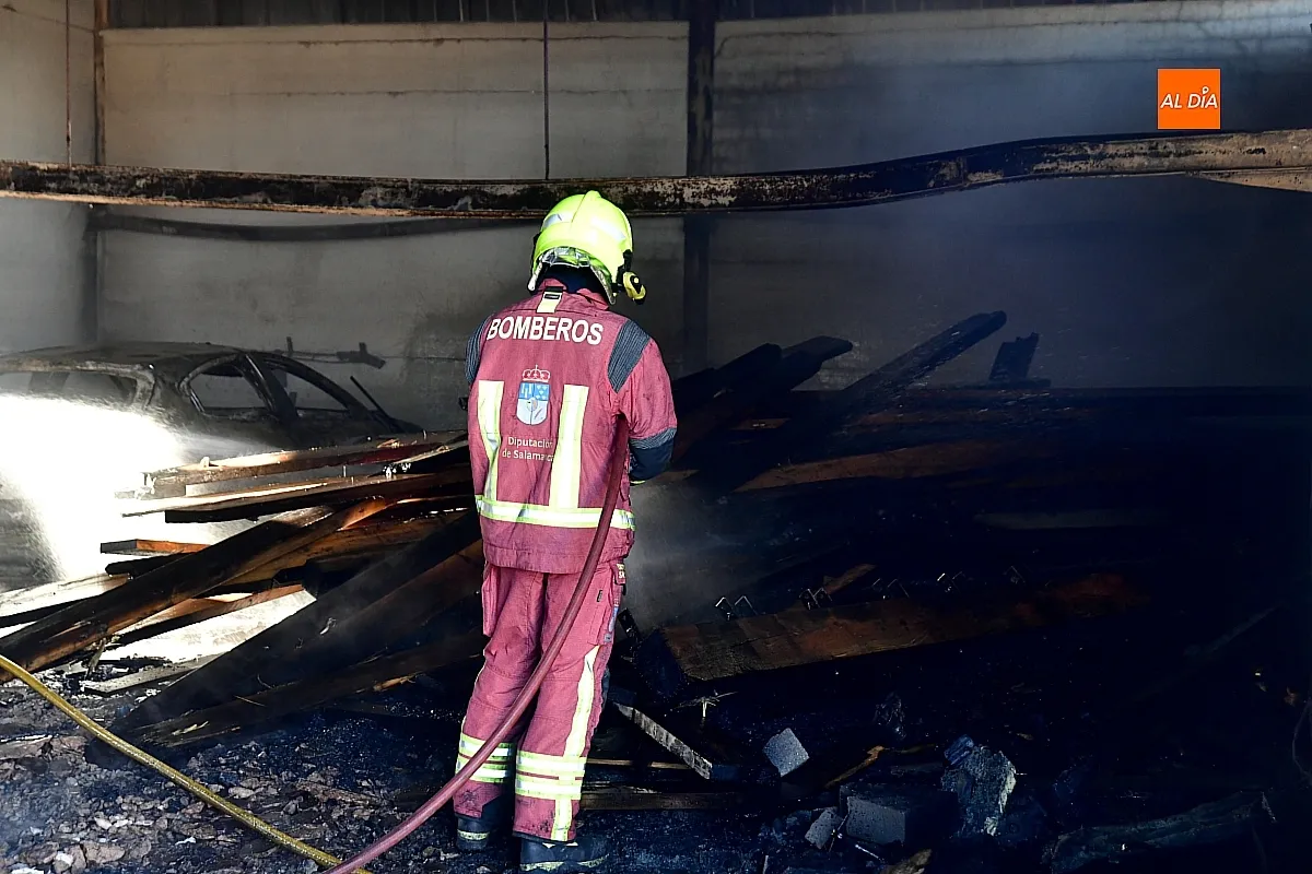 Labores de extinción del incendio por los Bomberos 