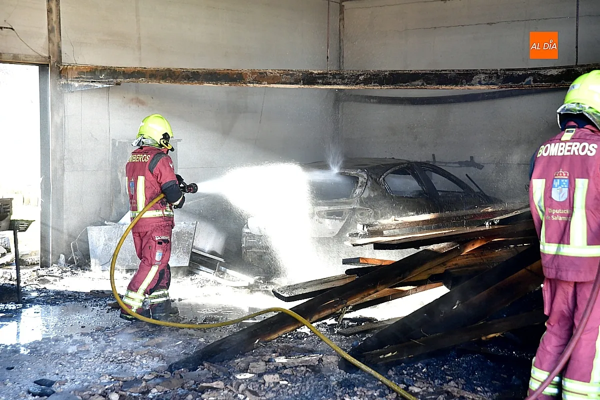 Labores de extinción del incendio por los Bomberos 