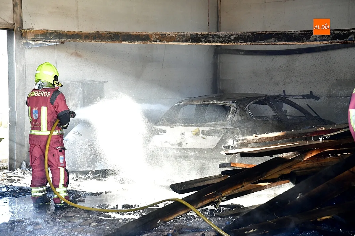 Labores de extinción del incendio por los Bomberos 