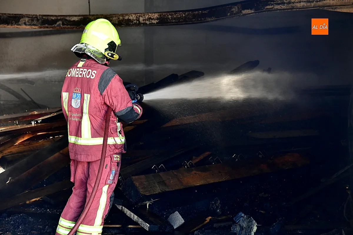 Labores de extinción del incendio por los Bomberos 