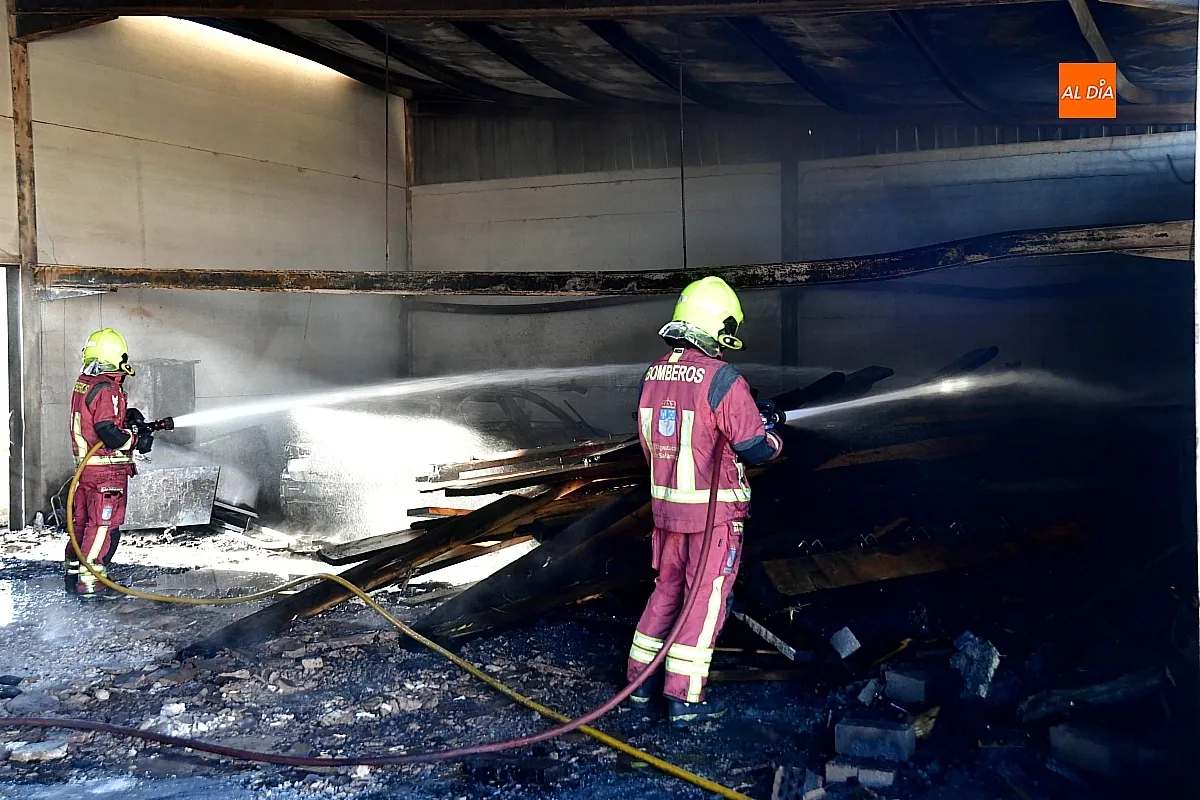 Labores de extinción del incendio por los Bomberos 
