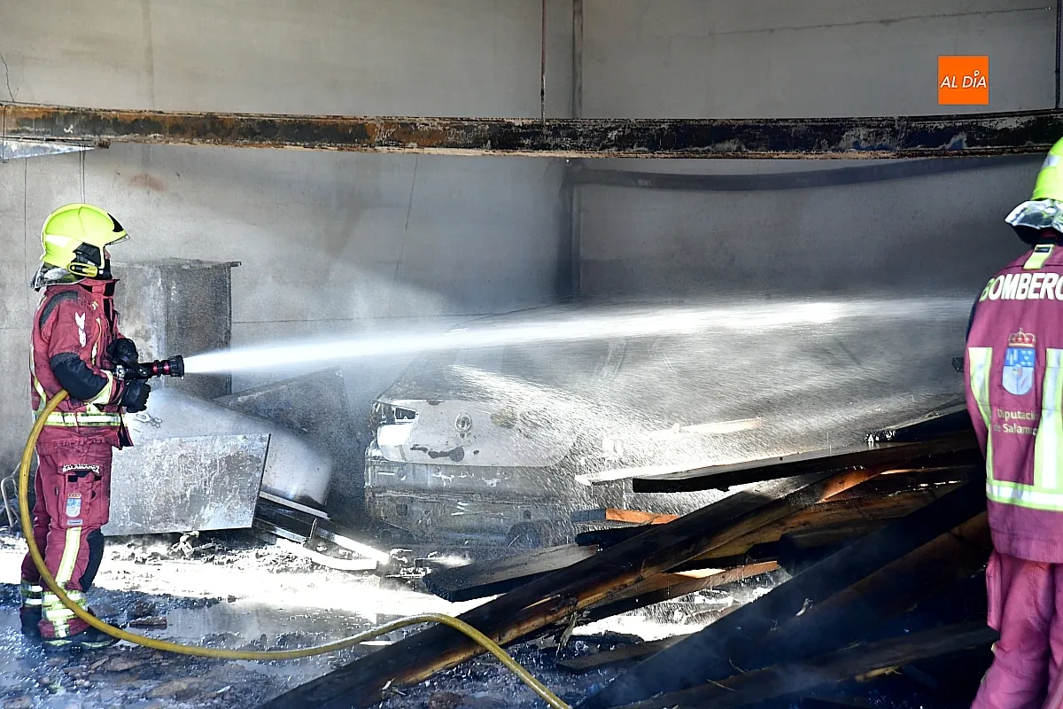 Labores de extinción del incendio por los Bomberos 