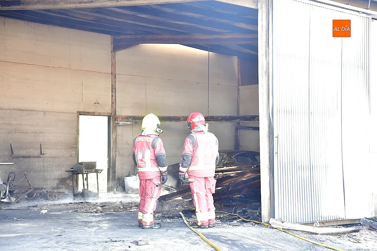 Labores de extinción del incendio por los Bomberos 