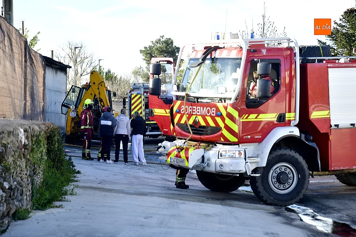 Labores de extinción del incendio por los Bomberos 