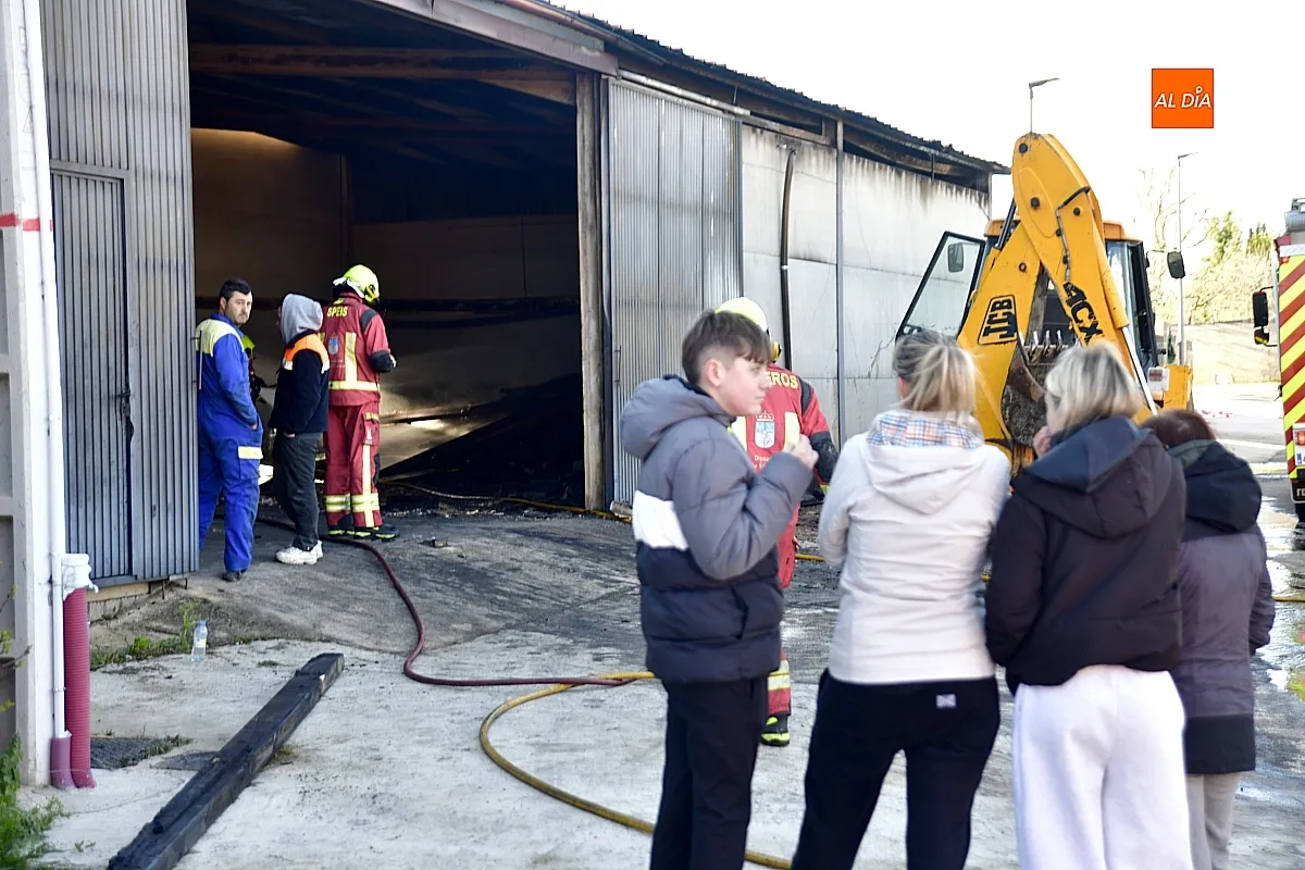 Labores de extinción del incendio por los Bomberos 