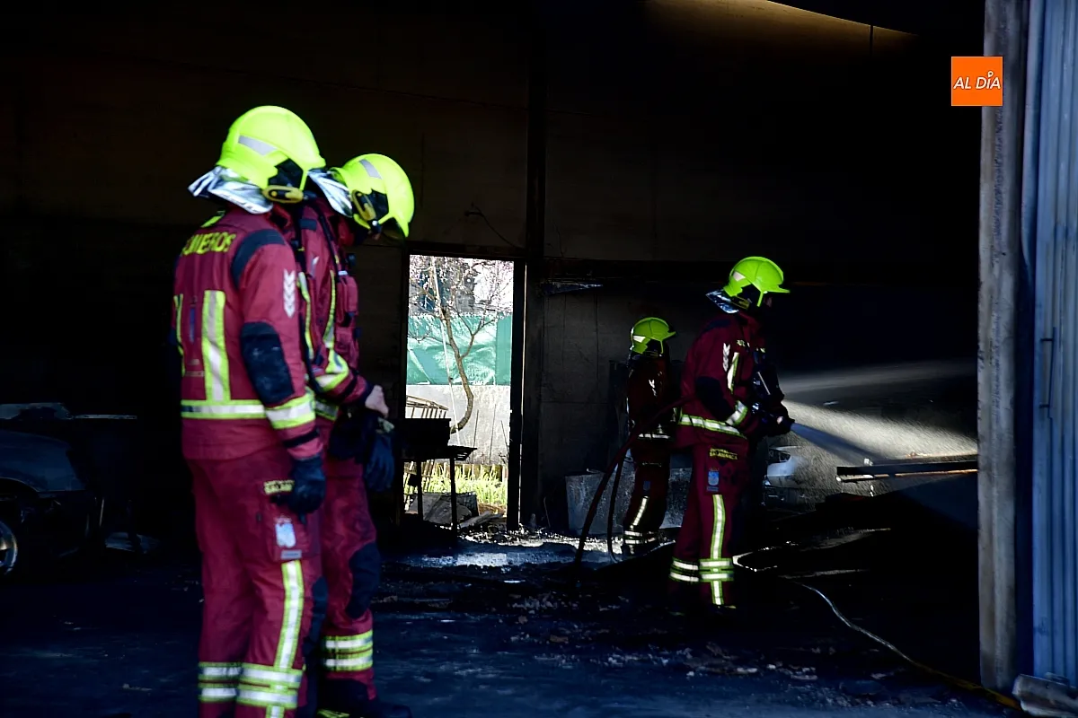 Labores de extinción del incendio por los Bomberos 