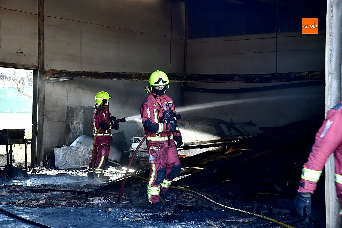 Labores de extinción del incendio por los Bomberos 